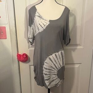 VENUS Gray and White Tunic Top
